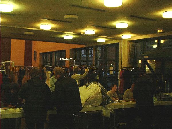Kleiderb�rse 2002 01.03.2002 18:20 Uhr: Die ersten Kleider h�ngen!