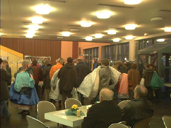 Kleiderb�rse 2002 01.03.2002 18:40 Uhr: Schlange stehen bei der Kleiderannahme!