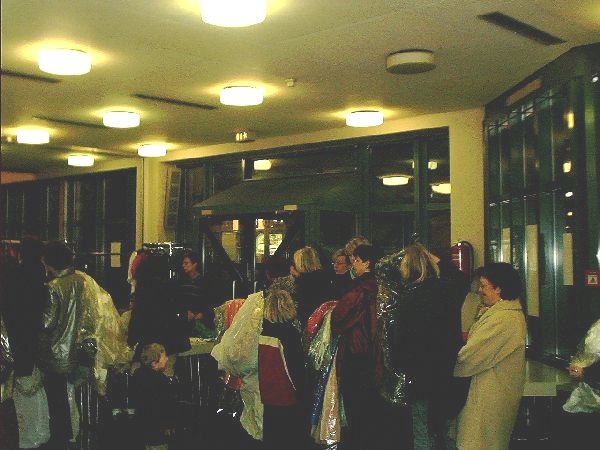 Kleiderb�rse 2002 01.03.2002 19:00 Uhr: Die Schlange wird nicht k�rzer!